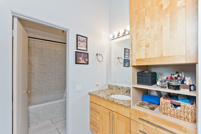 Photo - 331 S Peoria St Unidad 406