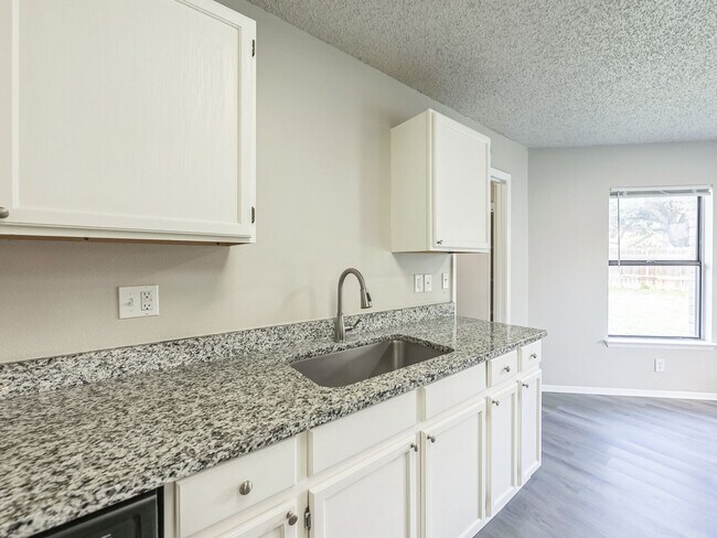 Photo - 3 bedroom, 2 1/2 bathroom, 2575 sqft Singl...