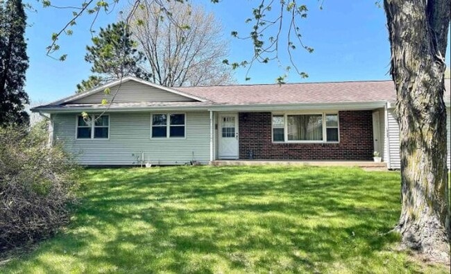 Building Photo - 3 Bedroom, 2.5 Bath House in Thomson, IL