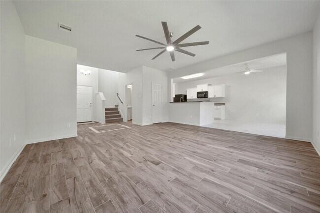 Photo - 305 Crooked Pine Court