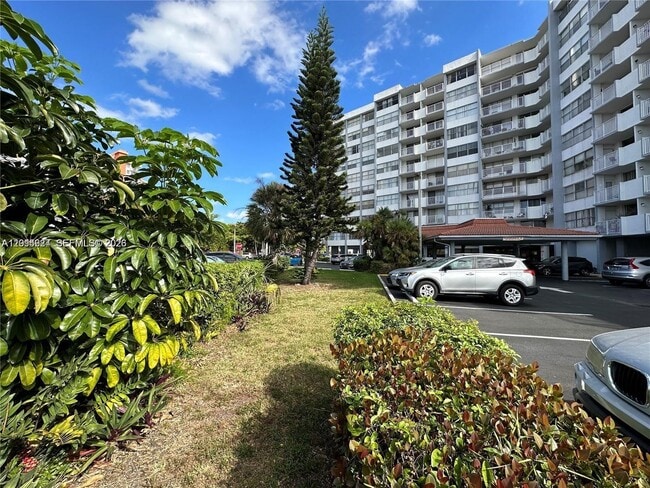 Building Photo - 1200 NE Miami Gardens Dr Unit 905W