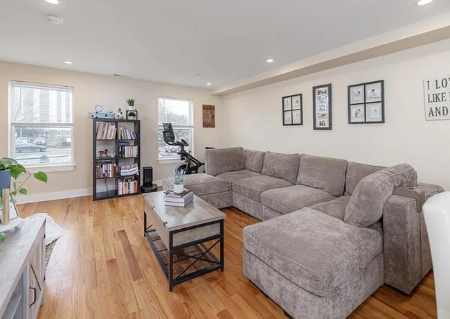 Living Room - 938 N Marshall St Unit 3