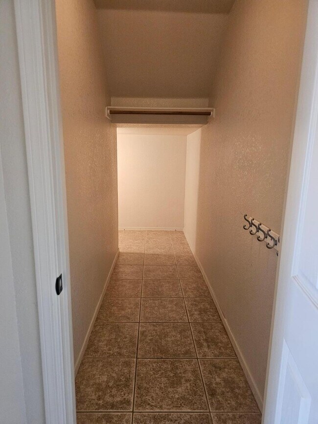 Photo - 900 Estancia Dr