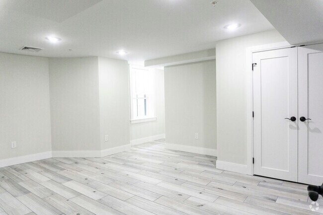 Building Photo - 71 Linden St Unit 1 Rental
