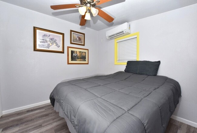 Cómoda cama Queen - 4360 Savoy Blvd