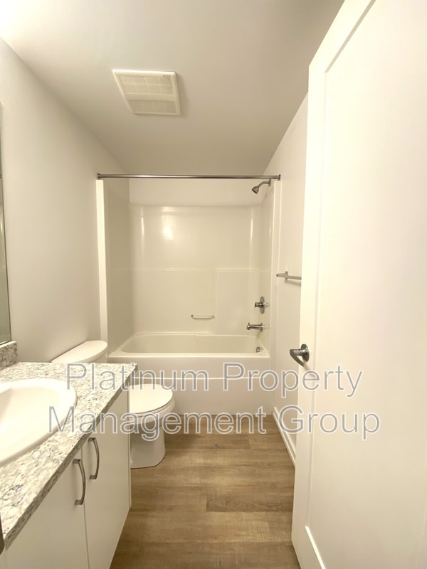 Photo - 450-458 8 Ave SE