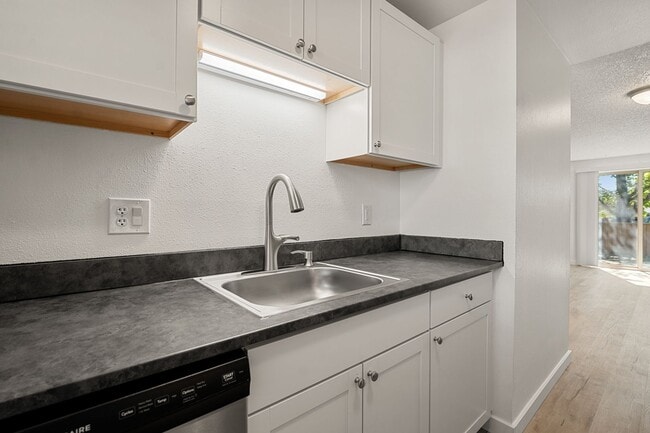 902 NW Carlon Ave Unit 2