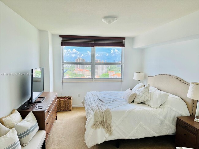Photo - 19501 W Country Club Dr Unidad #2313