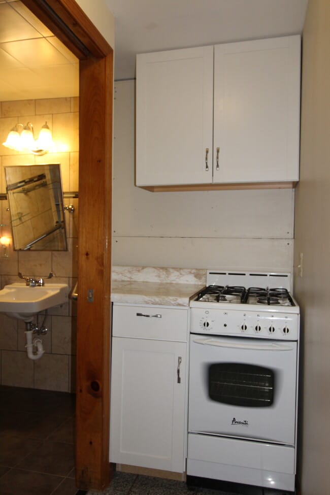 Kitchenette with gas stove - 189 Lee Dr Unidad LVP2