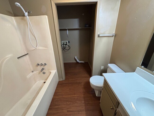 Photo - 1402 N Hartford Ave Unit 1402 N Hartford, Apt D