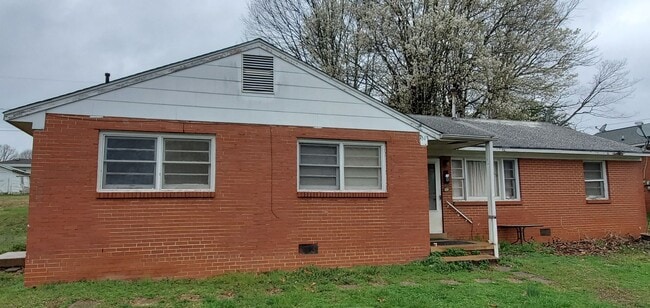 Building Photo - 2 Bedroom Duplex