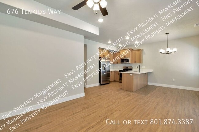 Photo - 676 Tenkids Way