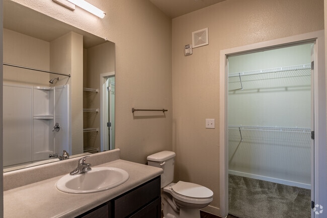 2BR, 2BA - 918SF
