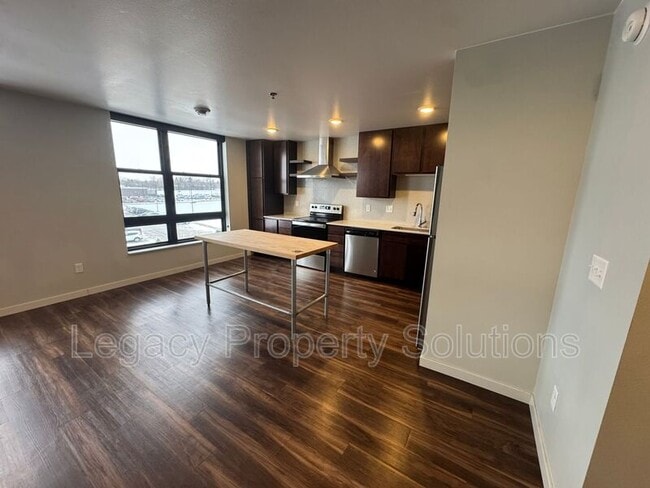 Photo - 208 E Greenfield Ln