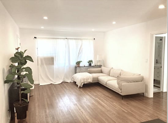 Building Photo - 916 N Sweetzer Ave