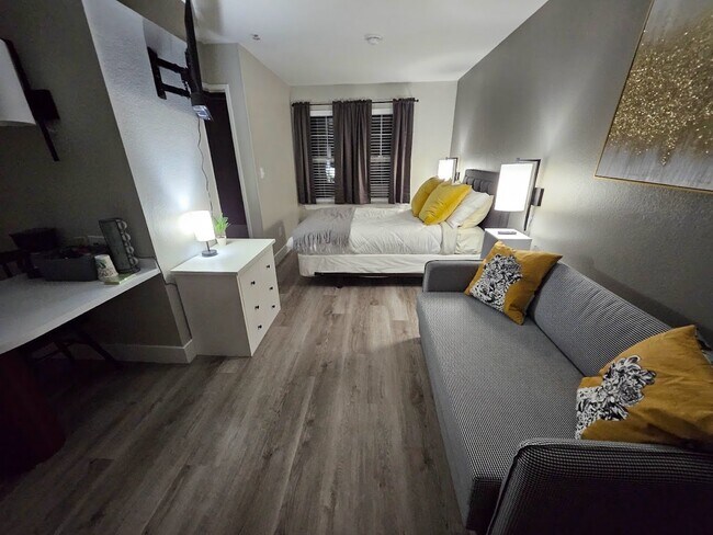 Building Photo - 2700 Gracy Farms Ln