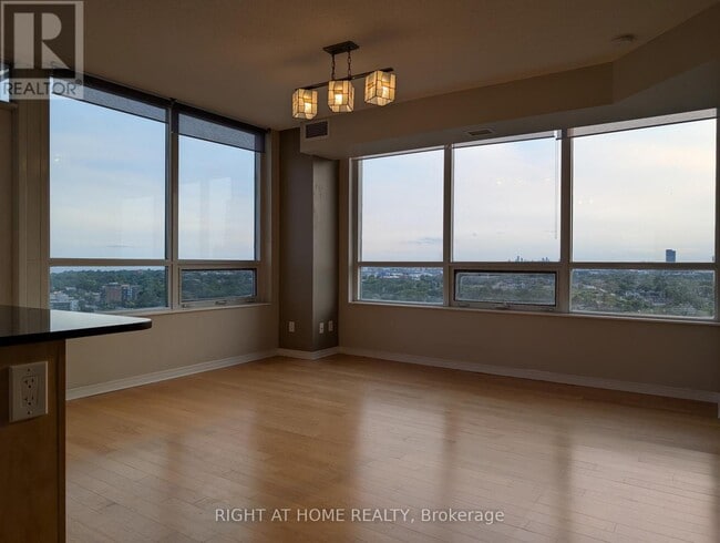 Photo - 15 Legion Rd Unité 2002
