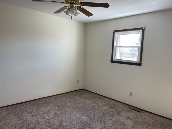 Photo - 3 BEDROOM 1.5 BATHROOM TOWNHOUSE FOR RENT