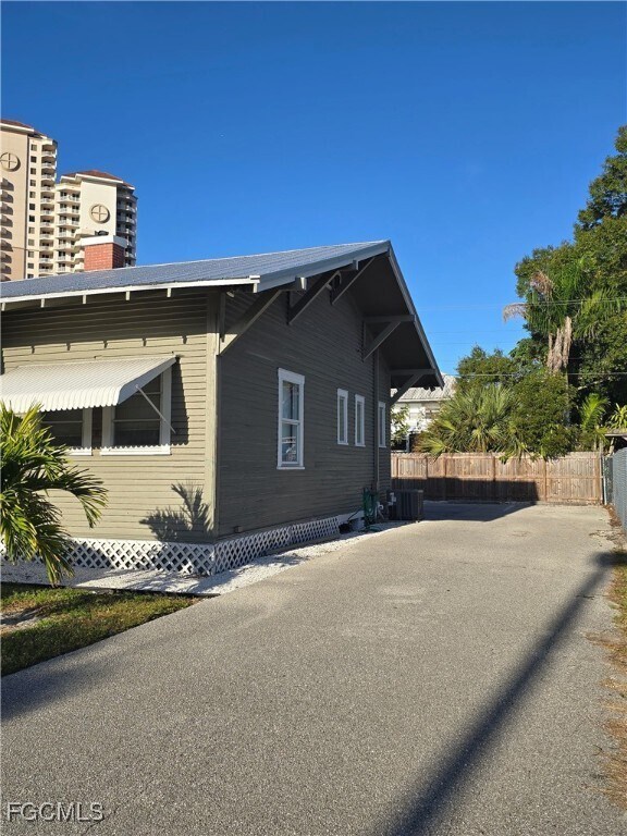 Photo - 2029 Clifford St