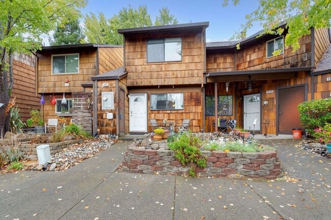 Building Photo - Beautiful 2-bedroom, 1.5-bath Townhome in the heart of Rohnert Park