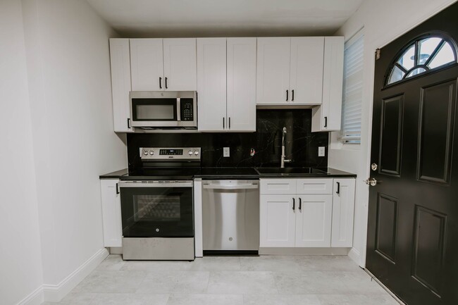 NEWLY RENOVATED APARTMENTS near Rooster on... - NEWLY RENOVATED APARTMENTS near Rooster on... Unidad 3457A Juniata