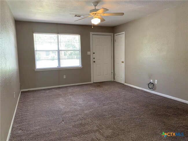Photo - 914 Chalk St