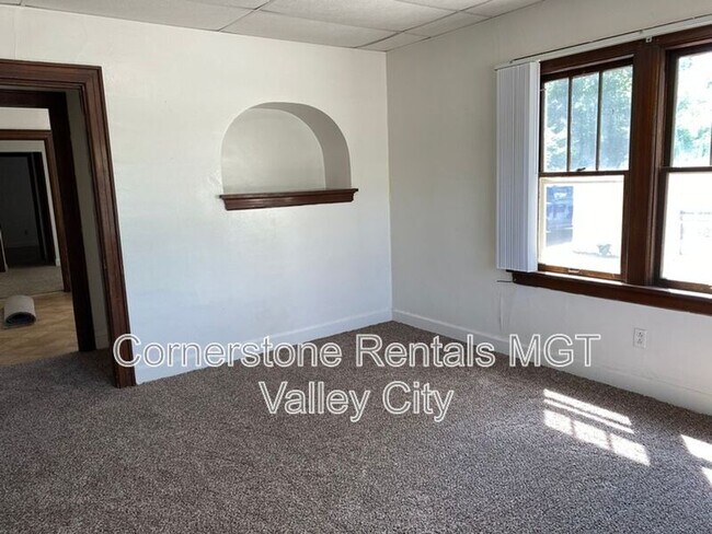 Photo - 264 College St SE