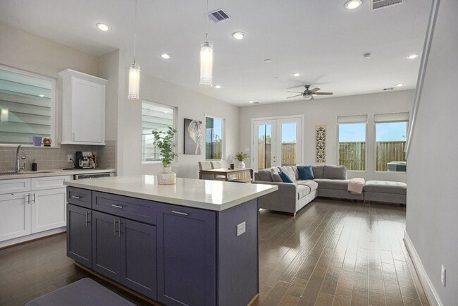 Photo - 5518 Rosslyn Rd