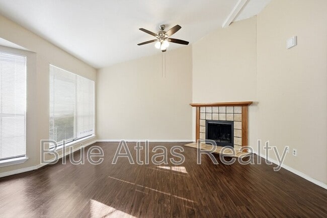 3048 Navarro Ln