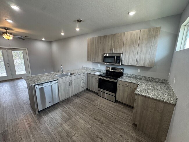 Photo - 1512 S Razorback Rd