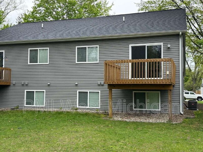 Photo - 546 W Elm St