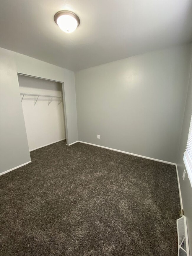 3 Bedroom, 1 Bath with Double Stall Detach... House House Rental in