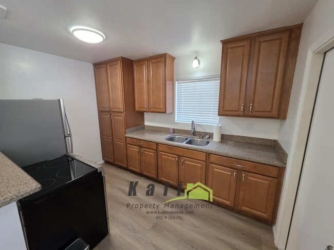 Photo - 910 Saturn Blvd