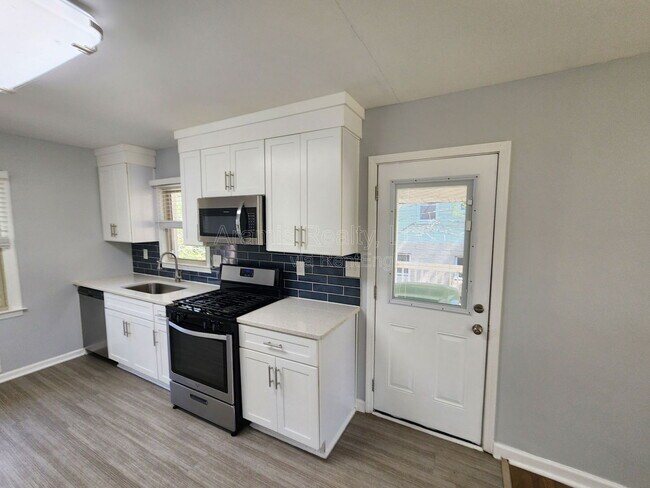 Photo - 1750 Boulderview Dr SE