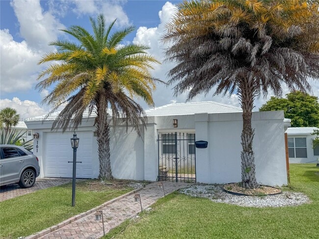 Photo - 161 NW 27th Ct
