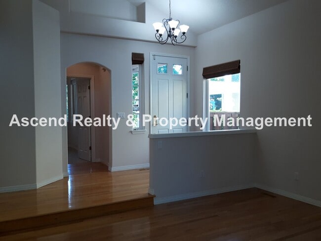 Photo - Available Now 4 Bed w/Bed & Full Bath on M...