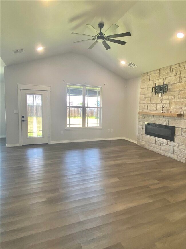 Photo - 210 Meadowlark Ln