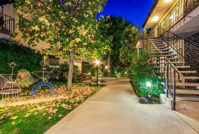 Photo - Royal Oaks Apartments