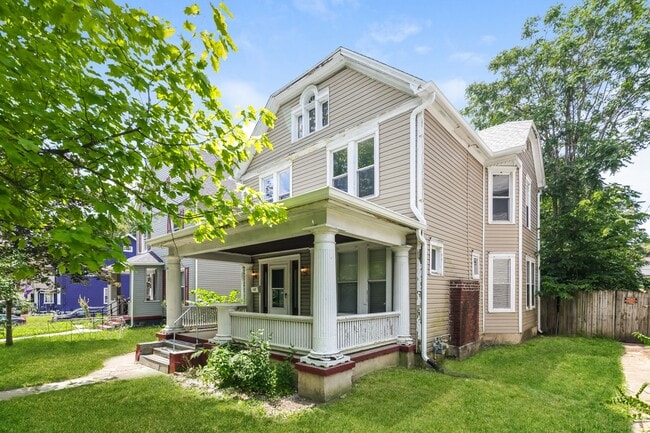 Photo - 3 Bed 1.5 Bathroom for rent in Dayton!