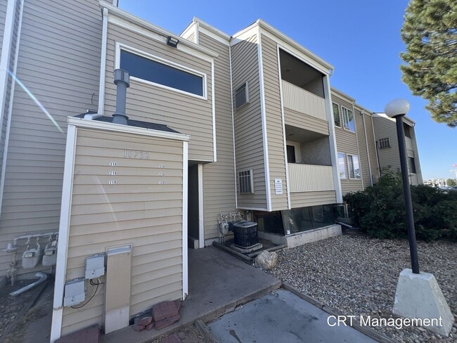 Building Photo - 1 bedroom Garden Level Condo Walking Dista... Unit 119