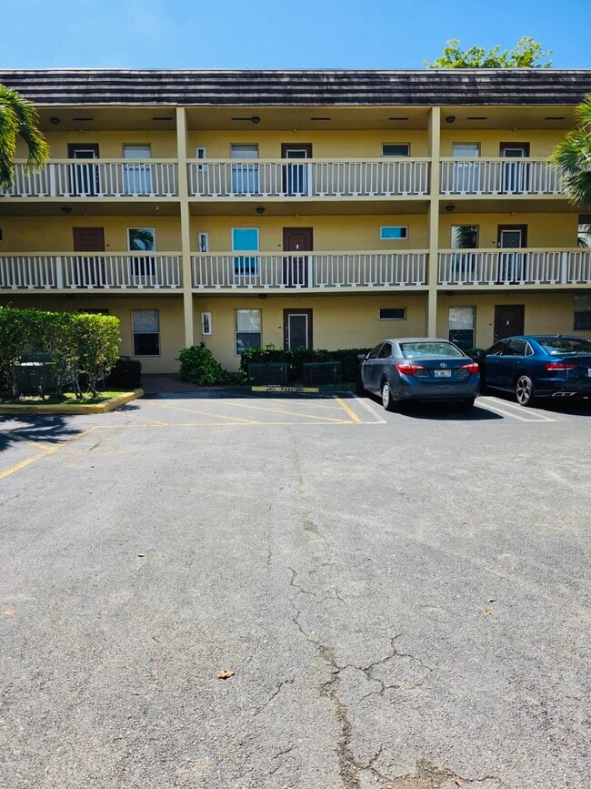 Building Photo - 5940 NW 64th Ave Unit 106