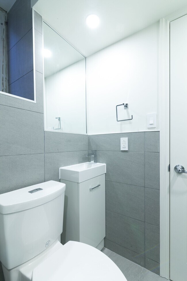 Photo - 25 Av des Pins O Unit 101