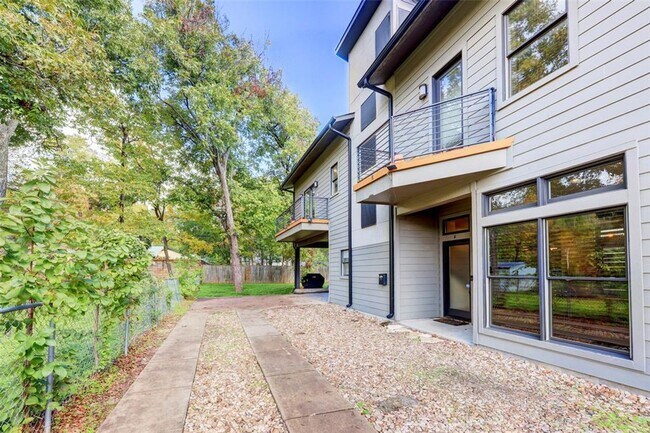 Building Photo - 602 W N Loop Blvd Unit B