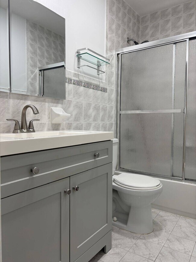 Photo - 1233 E 69th St