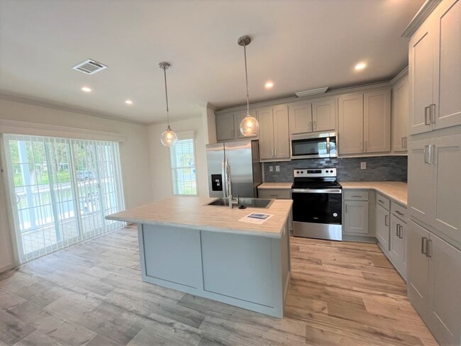 Photo - 5680 Woodford St