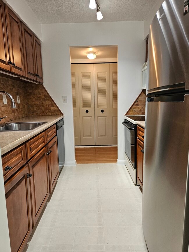 Kitchen - 3204 Valley Dr Unit 3204 Valley Drive