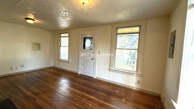 Photo - Large Yard! 2 BD Home in Fairview!