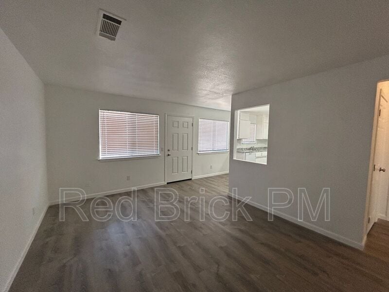 Photo - 105 Kings Ave