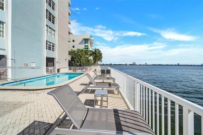 2016 Bay Dr Unit 304