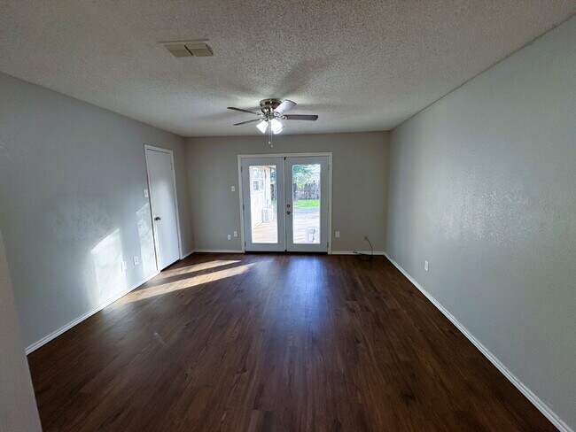 Photo - Outstanding Three Bedroom Home With Sunroom Located in the Heart of the Hub City!